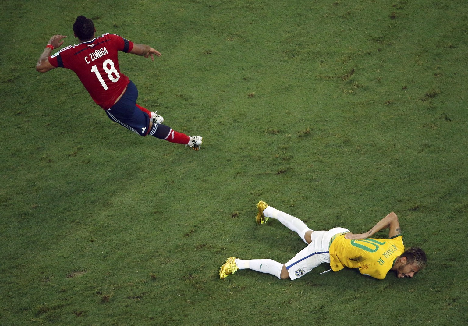 Camilo Zuniga beendet Neymars WM, mit schmerzverzerrtem Gesicht liegt der Brasilianer auf dem Rasen.