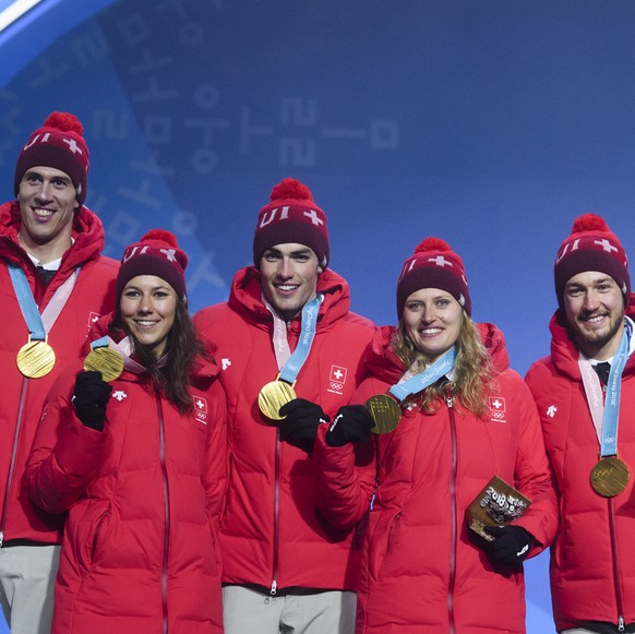 Nachrichten Linkding Gold medal winner Team Switzerland with Ramon Zenhaeusern, Wendy Holdener, Daniel Yule, Denise Feierabend, and Luca Aerni, from left, pose during the victory ceremony on the Medal Plaza for the alpine ...
