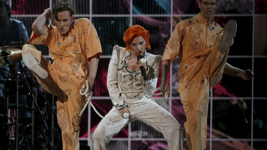 Lady Gaga als David Bowie an den Grammy Awards.