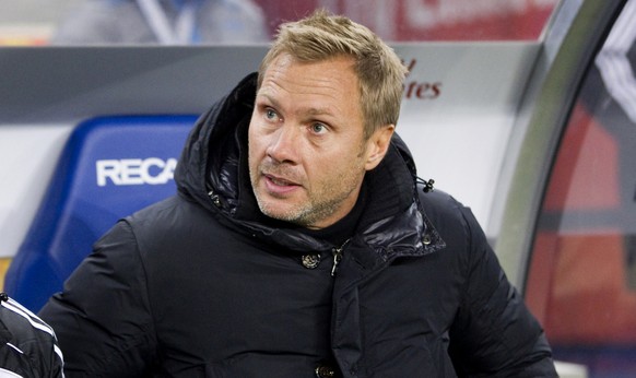 Nachrichten Linkding Hamburg's head coach Thorsten Fink during the German first division Bundesliga soccer match between Hamburger SV and Bayern Munich in Hamburg, Germany, Saturday, Feb. 4, 2012. (AP Photo/Gero Brel ...
