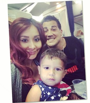 Snooki und ihr Verlobter&nbsp;Jionni LaValle mit Sohn Lorenzo.