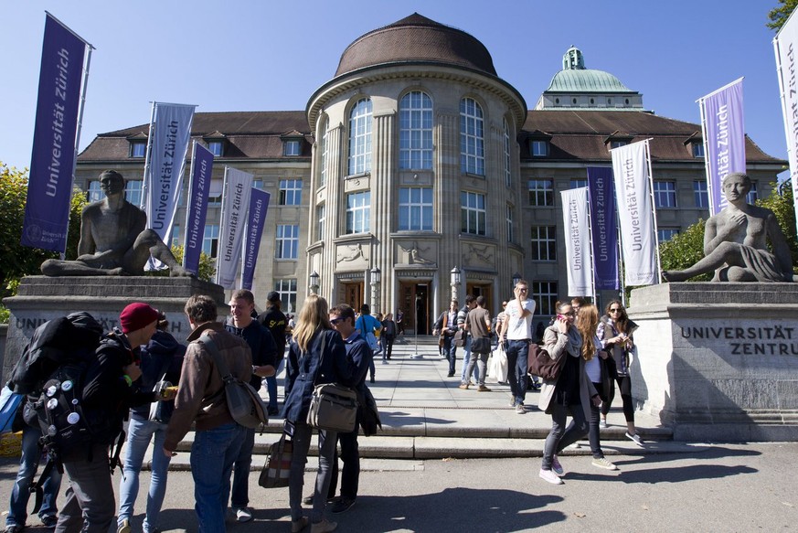 ZUR HEUTIGEN BUNDESRATSSITZUNG STELLEN WIR IHNEN FOLGENDES BILDMATERIAL ZUR VERFUEGUNG - Studenten vor der Universitaet Zuerich, aufgenommen am Freitag, 21. September 2012, in Zuerich. Heute findet ei ...