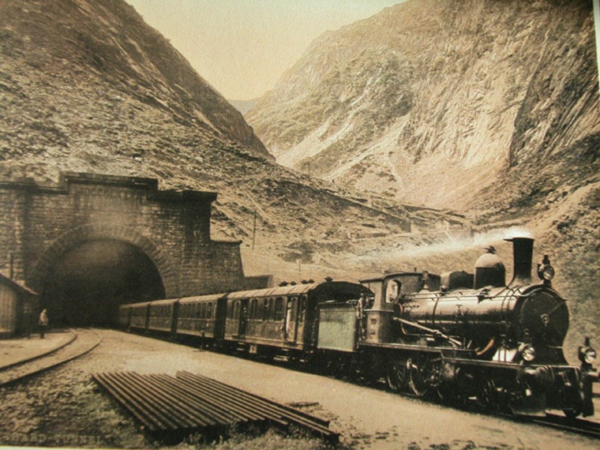 Nordportal des Gotthardtunnels, kolorierte Aufnahme von 1901.&nbsp;