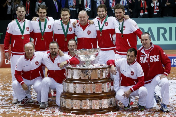 Das Schweizer Davis-Cup-Team mit dem Pott.