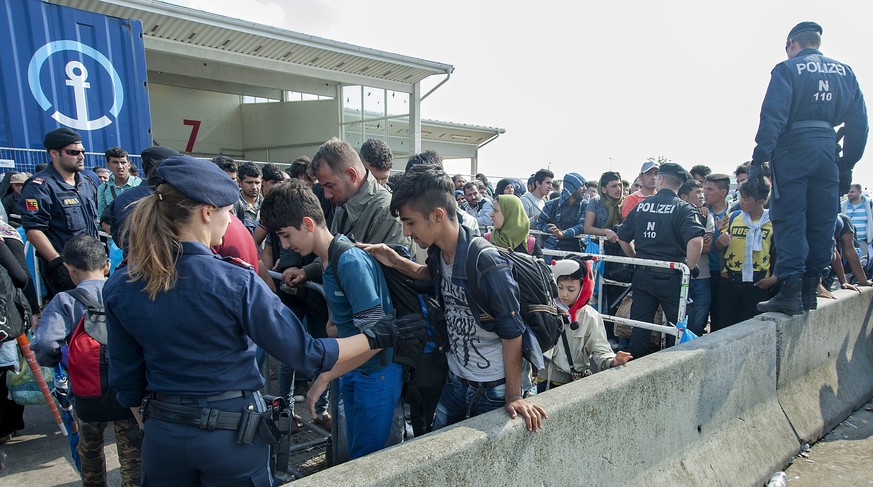 Grenzübergang bei Nickelsdorf: Flüchtlinge werden von der österreichischen Polizei in Empfang genommen.