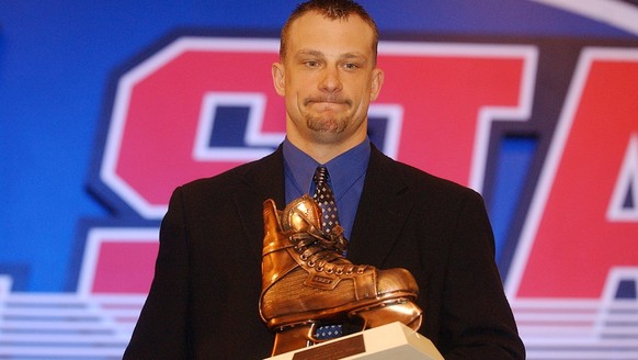 Lonny Bohonos vom HC Davos wird als Stuermer des Jahres ausgezeichent, am Freitag, 24. Januar 2003, anlaesslich der Verleihung der Swiss Hockey Awards 2003, im Kursaal in Bern. (KEYSTONE/Edi Engeler)