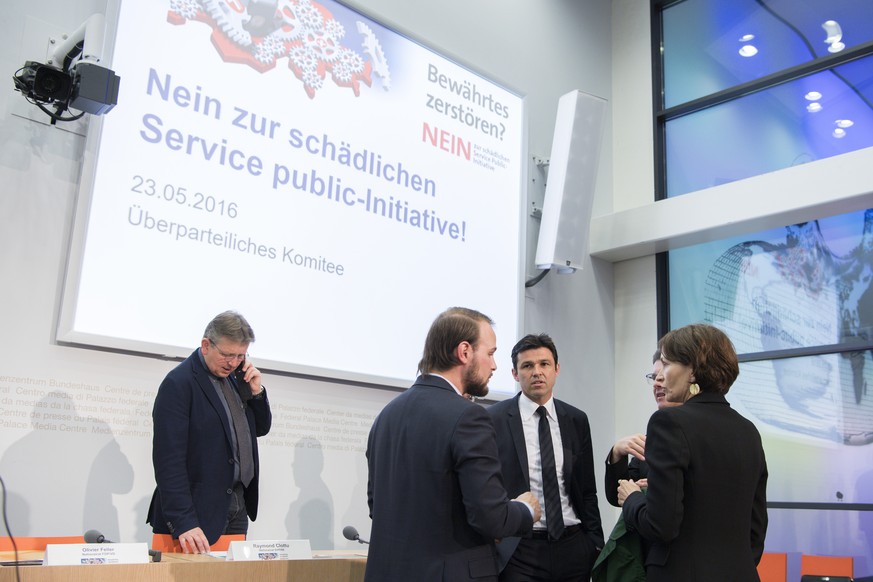 «Nein zur schädlichen Service-public-Initiative»: Mitglieder des Nein-Komitees an einer Medienkonferenz.