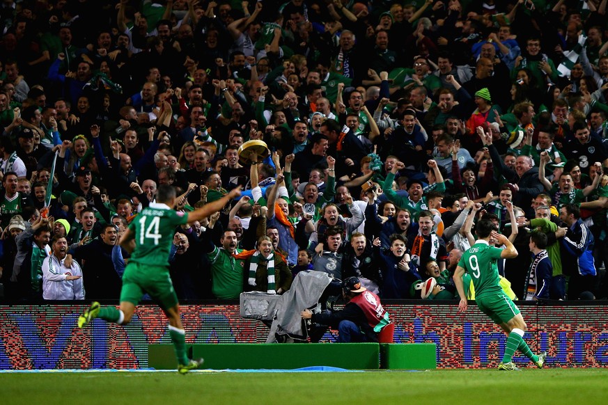 Siegestorschütze Shane Long lässt sich von den Fans feiern.