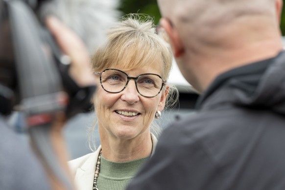 Nachrichten Linkding Die Nidwaldener Regierungsraaetin Karin Kayser-Frutschi anlaesslich einer Medienfuehrung durch die Sicherheitsvorkehrungen der Nidwaldener Kantonspolizei und der Schweizer Armee im Raum Obbuergen in d ...