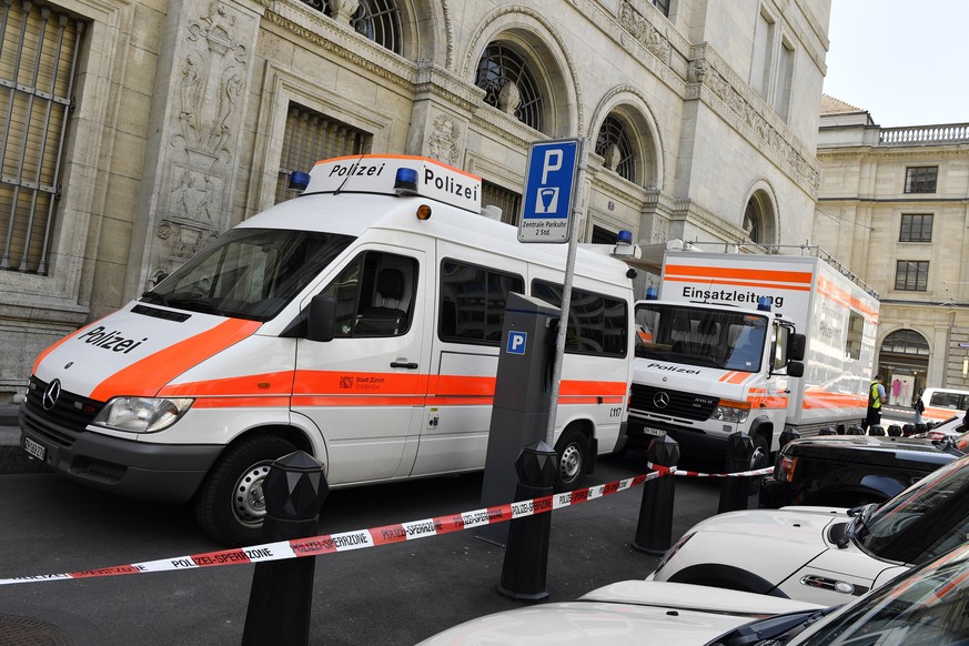 Grosseinsatz der Zuercher Stadtpolizei vor der Nationalbank in Zuerich am Donnerstag, 15. Juni 2017. Wegen eines verdaechtigen Gegenstandes in der Stadthausanlage vor der Nationalbank hat die Polizei  ...