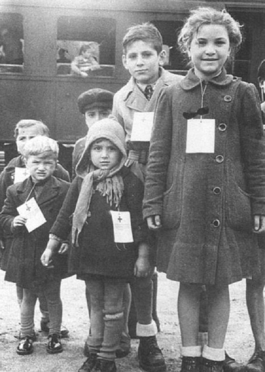 Kinder aus dem Ossolagebiet wurden vom Schweizerischen Roten Kreuz bei Schweizer Familien einquartiert. Wie diese Kinder, welche 1944 in Brig angekommen sind.