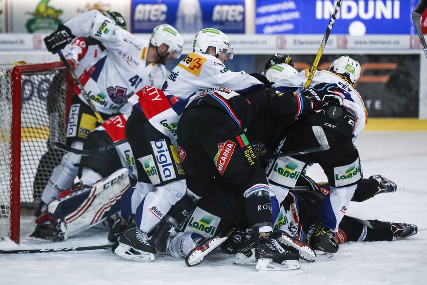Fribourger und Bieler kaempfen um den Puck im Eishockey Meisterschaftsspiel der National League A zwischen dem HC Fribourg Gotteron und dem EHC Biel, am Freitag, 6. Januar 2017, in der BCF Arena in Fr ...