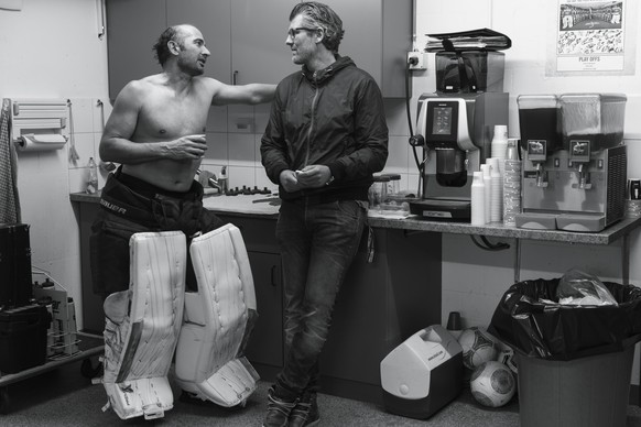 Kloten, 19.12.16, Torhueter Martin Gerber und Teammanager Beat Equilino unterhalten sich in der Garderoben Küche. Das Bild wurde im Rahmen der fotografischen Arbeit &quot;Hinter dem Vorhang&quot; von  ...