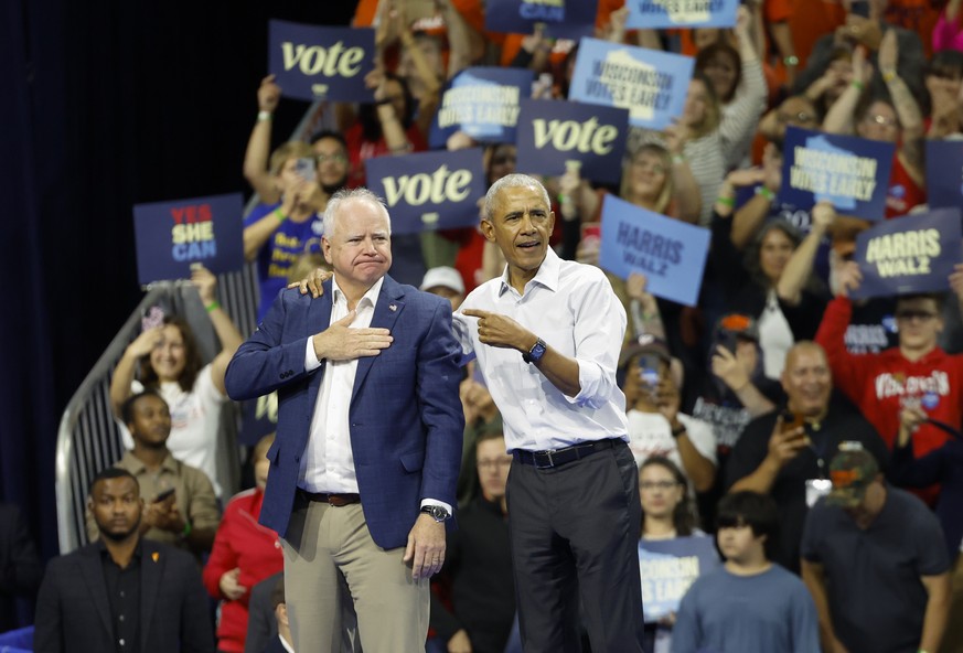 Nachrichten Linkding epa11676353 Former US President Barack Obama (R) greets Minnesota Governor and Democratic vice presidential candidate Tim Walz during a campaign rally at Veterans Memorial Coliseum in Madison, Wiscons ...