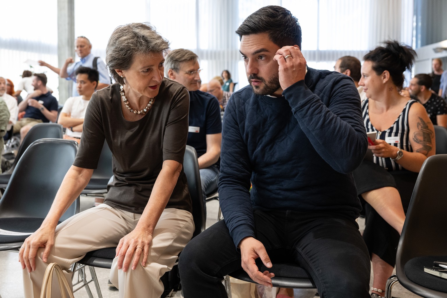 Bundesraetin Simonetta Sommaruga, links, und SP Co-Praesident Cedric Wermuth sprechen an der Sommertagung der SP Schweiz, am Samstag, 2. Juli 2022 in Biel. (KEYSTONE/Peter Schneider)