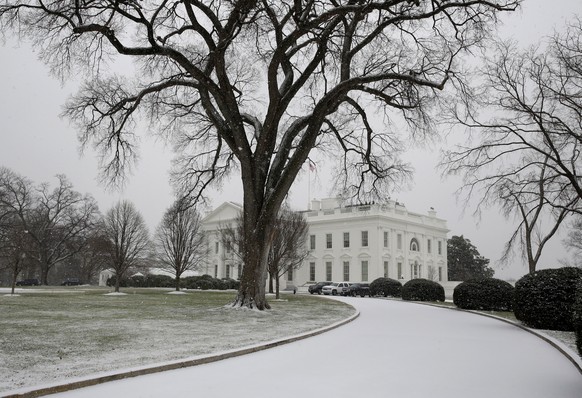 The White House driveway is covered in snow in Washington, U.S., January 7, 2017. REUTERS/Joshua Roberts TPX IMAGES OF THE DAY