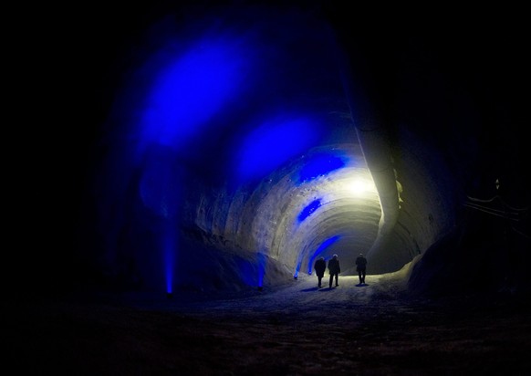 Männer inspizieren den Brenner-Tunnel.