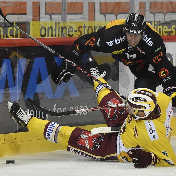 Berns Alain Berger, rechts, im Duell mit Genfs Juraj Simek im Eishockey National League A Spiel zwischen dem SC Bern und Geneve-Servette HC, am Freitag, 7. Oktober 2016, in der PostFinance Arena in Be ...