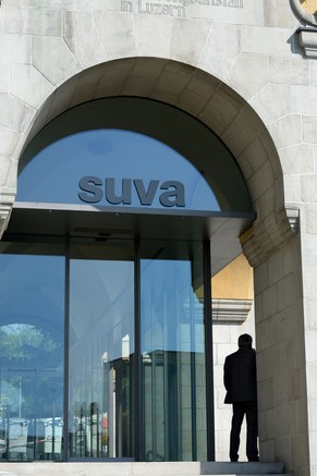 Das Logo der SUVA am Hauptsitz in Luzern, aufgenommen anlaesslich der Bilanzmedienkonferenz des Unfallversicherer SUVA am Freitag 13. Juni 2014 in Luzern. (KEYSTONE/Urs Flueeler)