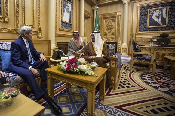 Der saudische König Salman (rechts) bei einem Treffen mit US-Aussenminister John Kerry: Laut Amnesty International sind Todesurteile in Saudi-Arabien häufig politisch motiviert.