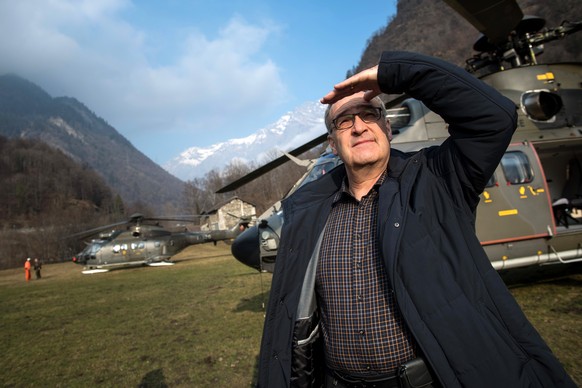 Bundesrat Guy Parmelin in Soazza waehrend des Besuch des Waldbrandgebietes im Misox am Donnerstag, 29. Dezember 2016. Hinter Parmelin zwei Super-Puma-Helikopter der Schweizer Luftwaffe, die beim Loesc ...