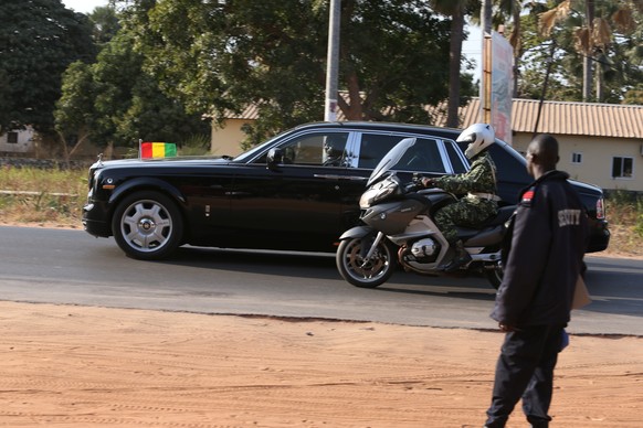 The motorcade of a delegation of West African leaders leave Gambia&#039;s presidential residence after they sought to convince Yahya Jammeh to step down, in Banjul, Gambia January 20, 2017 REUTERS/Afo ...