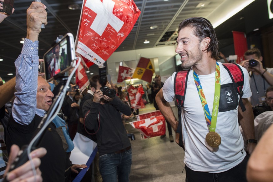 Olympiasieger Fabian Cancellara wird von den Fans bejubelt, bei seiner Ankunft auf dem Flughafen Zuerich, in Kloten, am Freitag, 12. August 2016. Cancellara gewann an den Olympischen Sommerspielen in  ...