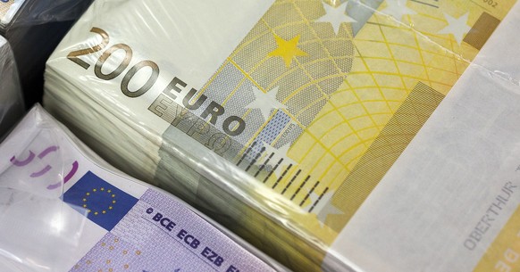 THEMENBILD ZUR WEKO UNTERSUCHUNG ABSPRACHEN IM DEVISENHANDEL --- Bundles of bank notes of Swiss Francs and Euros at the bank vault of the &quot;Zuercher Kantonalbank&quot; bank, pictured on August 9,  ...