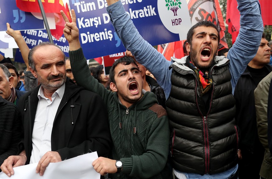 epa05618783 Kurdish protestors shout slogans during a rally against the arresting of lawmakers of People&#039;s Democratic Party (HDP), in Istanbul, Turkey, 05 November 2016. The co-leaders of the pro ...