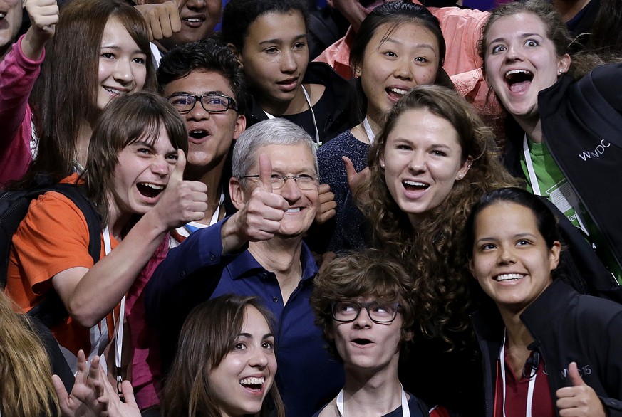 Tim Cook umringt von Fans.