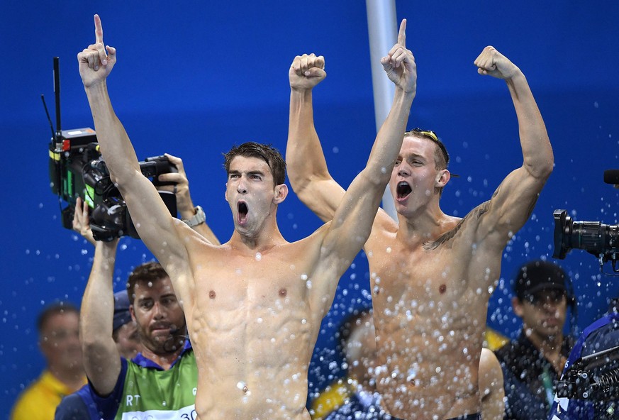 epa05463982 Michael Phelps (L) and Caeleb Dressel of USA celebrate their team&#039;s victory in the men&#039;s 4x100m Freestyle relay final race of the Rio 2016 Olympic Games Swimming events at Olympi ...