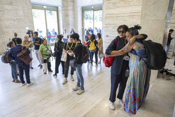 Nachrichten Linkding Members of the civil society they hug each other before leaving the Second Part of the Fifth Session of the Intergovernmental Negotiating Committee on Plastic Pollution (INC-5.2), at the European head ...