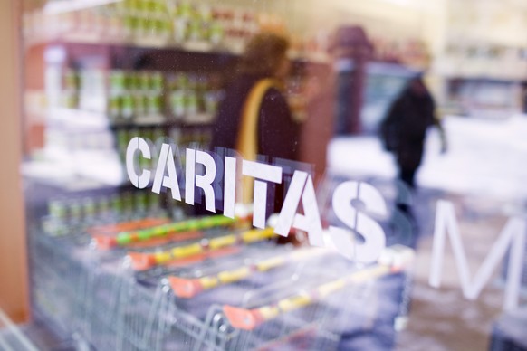 ZUR CARITAS-STUDIE UEBER ARMUT UND ALLEINERZIEHENDE STELELN WIR IHNEN AM FREITAG, 12. JUNI 2015, FOLGENDES ARCHIVBILD ZUR VERFUEGUNG - The Caritas logo on the window pane of the Caritas Market in Zuri ...