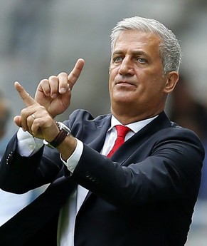 epa05389760 Head coach Vladimir Petkovic of Switzerland reacts during the UEFA EURO 2016 round of 16 match between Switzerland and Poland at Stade Geoffroy Guichard in Saint-Etienne, France, 25 June 2 ...