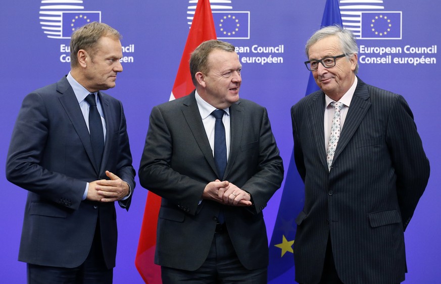 Rasmussen (mitte) mit Ratspräsident Tusk (links) und Kommissionspräsident Juncker (rechts).