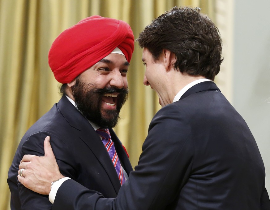 Eine von vielen symbolträchtigen Kabinettsbesetzungen: Navdeep Bains, Minister für Innovation, Wissenschaft und wirtschaftliche Entwicklung, bei der Vereidigung mit Premierminister Trudeau.
