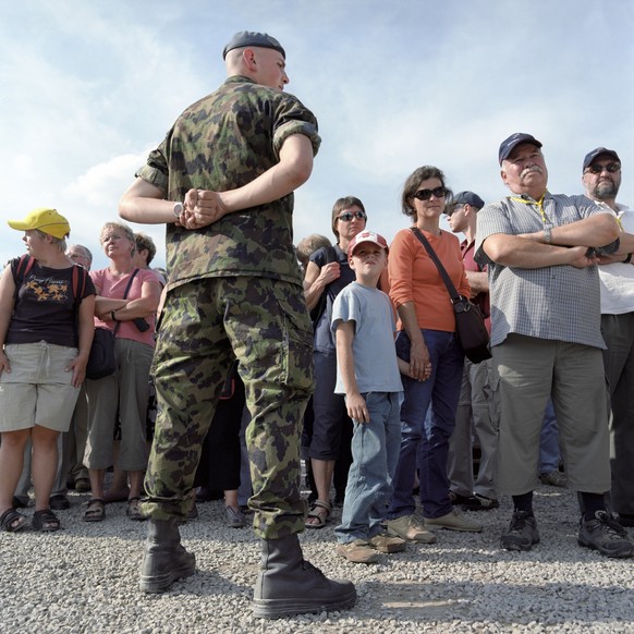 A member of the Swiss Army watches spectators at a framework program outside the wrestling arena during the Swiss Alpine Wrestling and Herdsman Festival 2007 on the Schachen area in Aarau in the canto ...