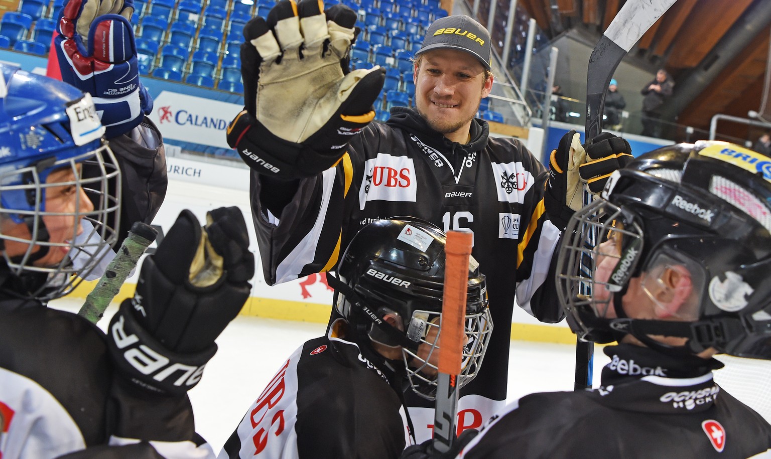 Luganos Damien Brunner trains with the Kids on ice at the 90th Spengler Cup ice hockey tournament in Davos, Switzerland, Wednesday, December 28, 2016. (KEYSTONE/Melanie Duchene)