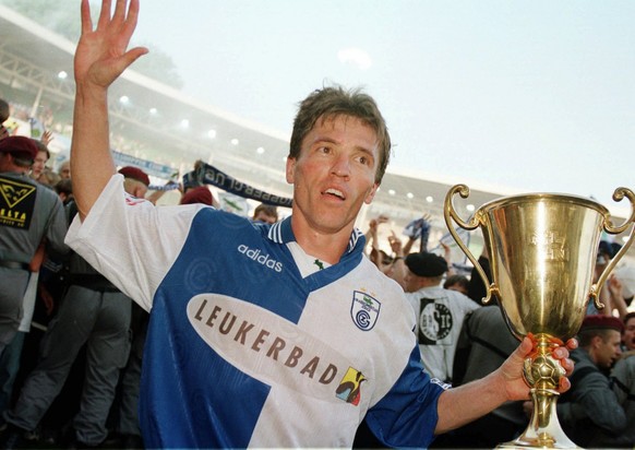 Capitain Mats Gren mit der Meisterpokal auf dem Zuercher Hardturm nach dem letzten Spiel das die Grasshoppers 4:2 gegen Servette Genf gewannen, Zuerich 23. Mai 1998. (KEYSTONE/Walter Bieri)