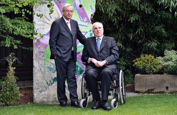 epa04209011 Top Conservative candidate for the European elections Jean-Claude Juncker (C-L) poses for the media with former German chancellor Helmut Kohl (C-R) in front of a section of the former Berl ...