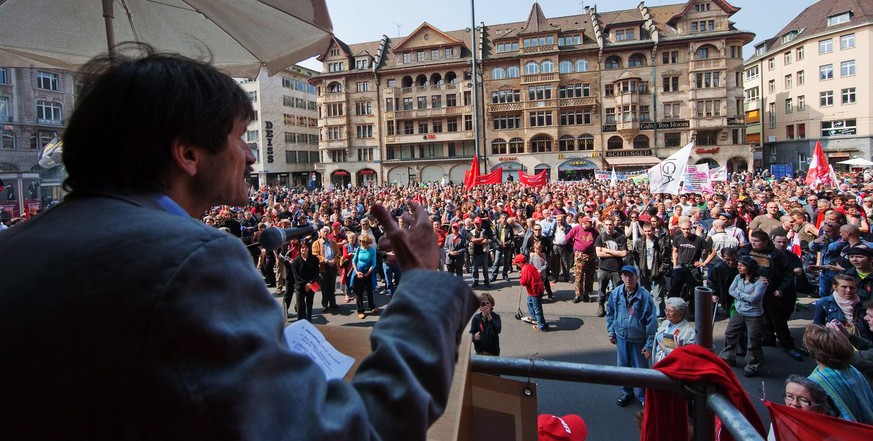 In früheren Jahren engagierte sich Mäder politisch, so als Mitglied der links-grünen Partei «BastA» in Basel.