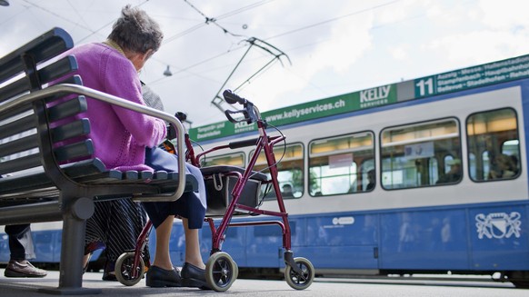 An elderly woman sits with her walking aid on a bench in Paradeplatz square in Zurich, Switzerland, pictured on June 11, 2009. (KEYSTONE/Gaetan Bally)

Eine Seniorin sitzt am 11. Juni 2009 mit ihrer G ...