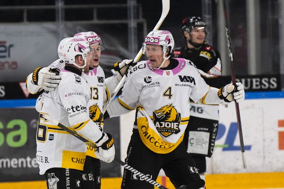 Nachrichten Linkding Jonathan Hazen (HCA), right, celebrates the 2 - 2 goal, with team mate, during the play-out of National League A (NLA) Swiss Championship 2024/25 between HC Lugano and HC Ajoie at the ice stadium Corn ...