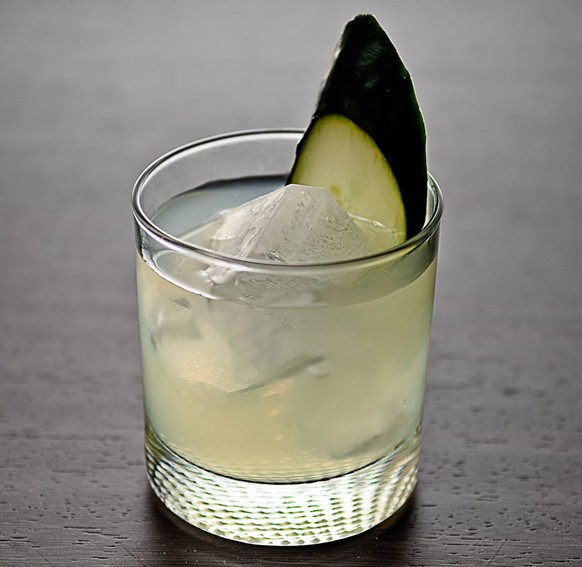 http://www.liquor.com/recipes/cucumber-basil-lime-gimlet/#gs.1RvlVJY gurke basilikum gimlet gin wodka trinken alkohol cocktail