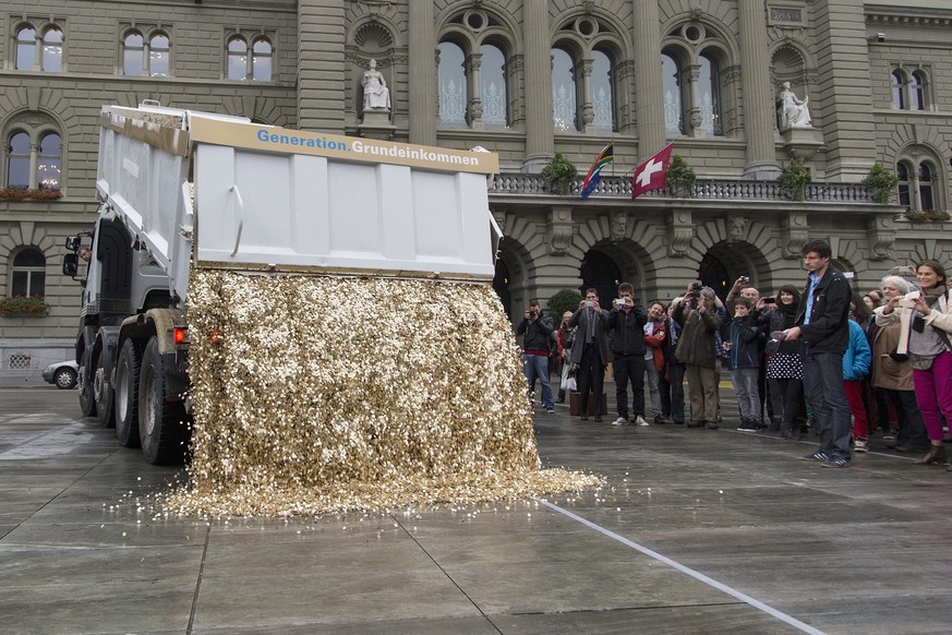 Oktober 2014: Mit viel Pomp bewarben die Initianten des bedingungslosen Grundeinkommens ihr Anliegen: Eine Ladung von acht Millionen Fünfräpplern wurde auf den Berner Bundesplatz gekippt.