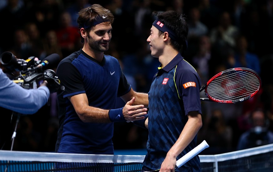 Nach seinem Sieg beglückwünscht Federer den ausgeschiedenen Nishikori zu dessen kämpferischen Leistung.