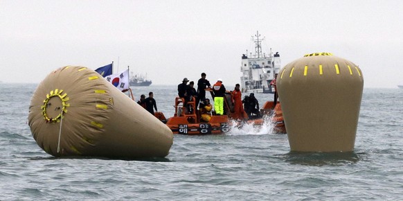 Boyen markieren die Stelle, an der die havarierte «Sewol» versunken ist.