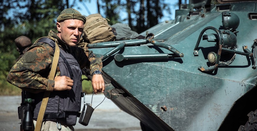 Kampfpause: Ein ukrainischer Soldat raucht neben einem gepanzerten Fahrzeug (5. September).