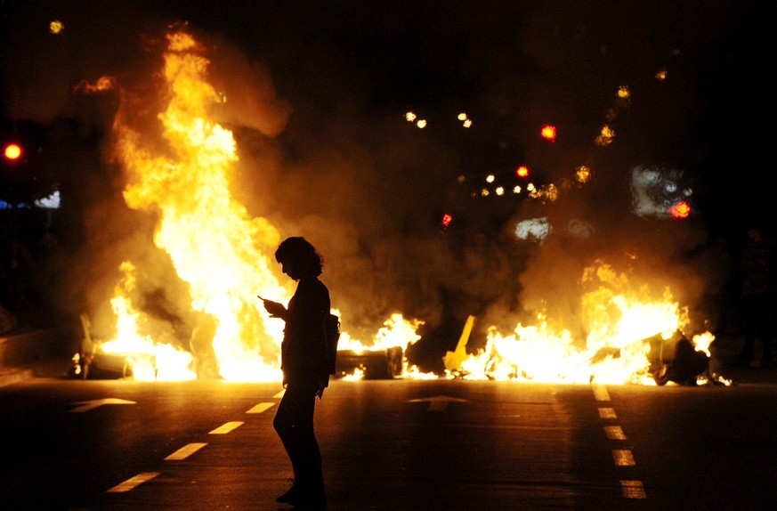 Die Demonstranten legten mehrere Feuer.