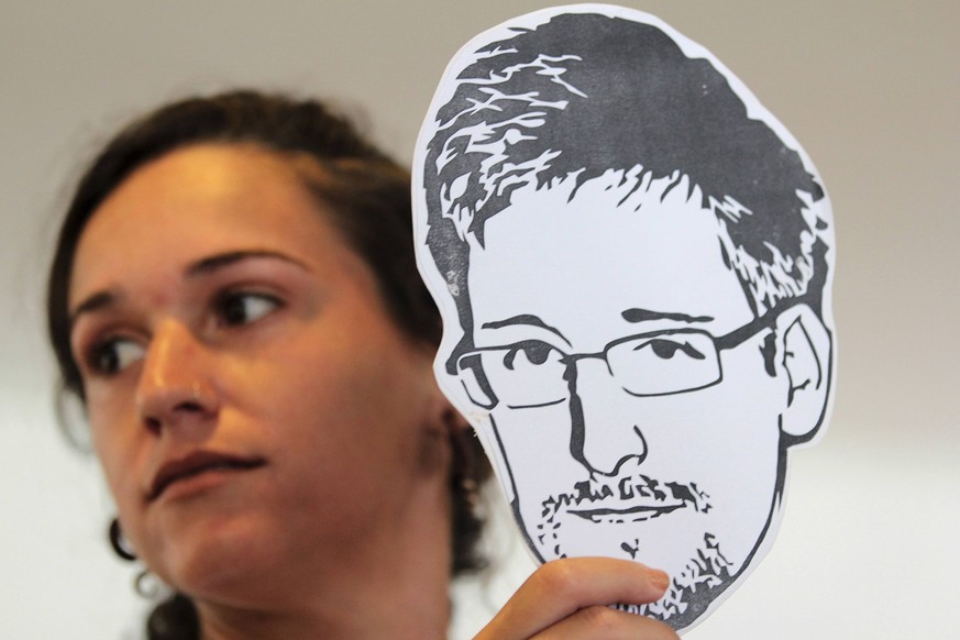 Eine Internet-Aktivistin mit Snowden-Konterfei: 170'000 Follower in einer Stunde.